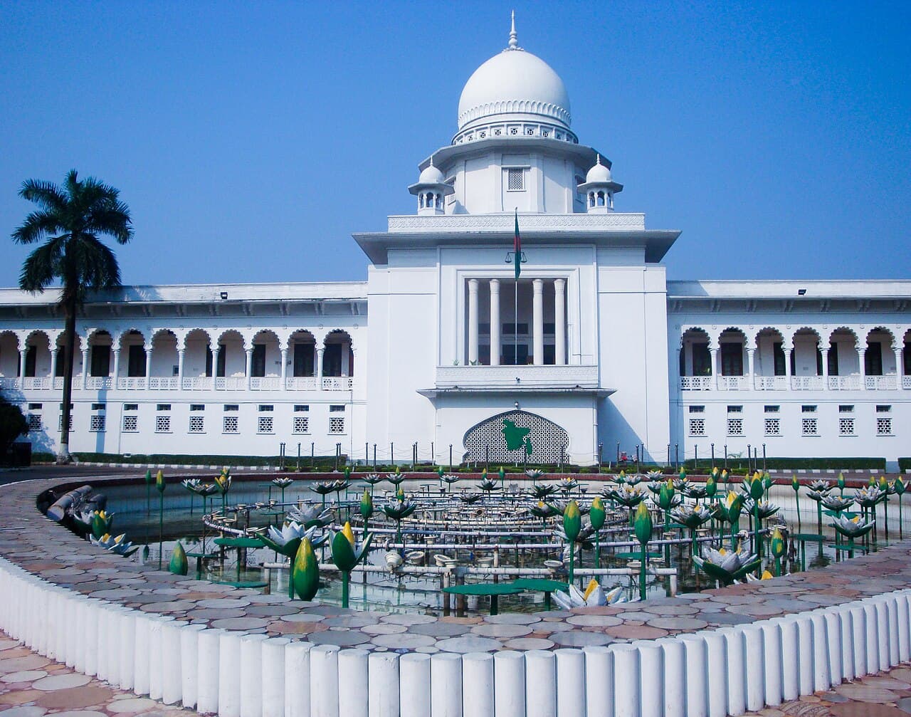 Supreme Court of Bangladesh, Dhaka — white marble facade with central dome and arched colonnade